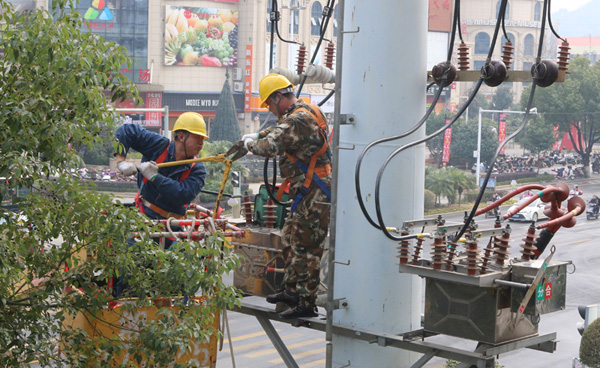 國網湖南寧遠供電集中檢修保春節(jié)安全可靠供電