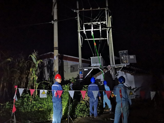 臨滄鎮(zhèn)康供電局不停電開展故障作業(yè)搶修