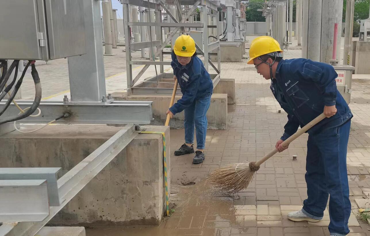 戈壁有雨，阿電人全力出擊保供電