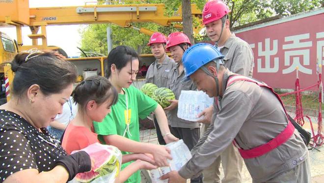 四川什邡：電力工人高溫保電忙，社區(qū)群眾熱情慰問表感謝