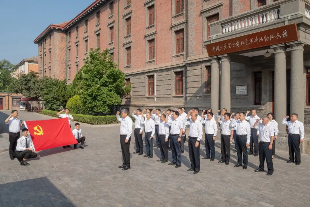 國(guó)家能源集團(tuán)黨組成員集體參觀(guān)學(xué)習(xí) “光輝偉業(yè)、紅色序章”主題展覽