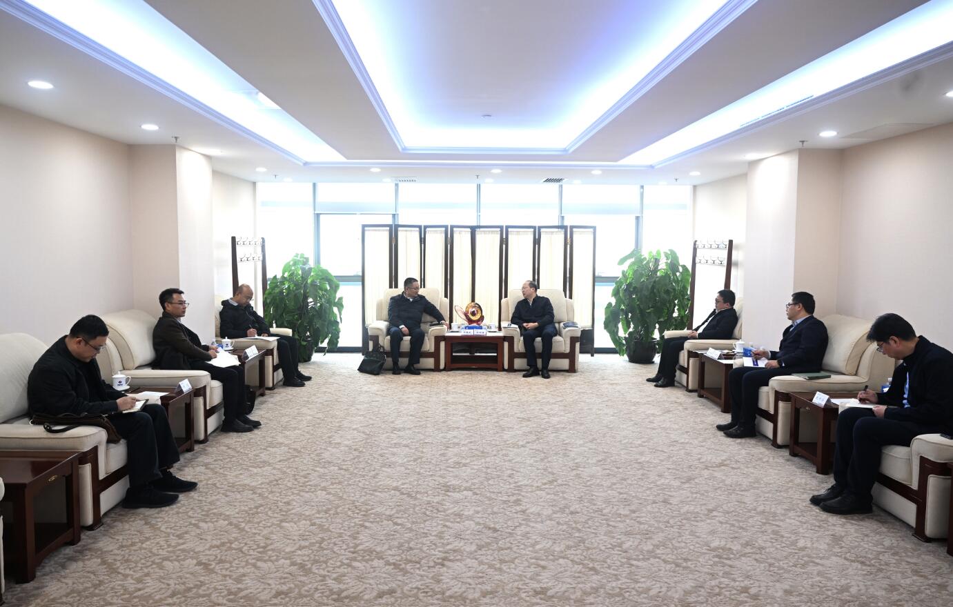 中國電建黨委常委、副總經理徐鵬程與西藏開發(fā)投資集團黨委書記、董事長祁騰武會談