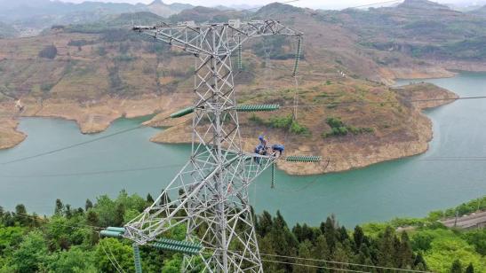 貴州興義供電局高空之上，用責(zé)任守護(hù)安全送去光明