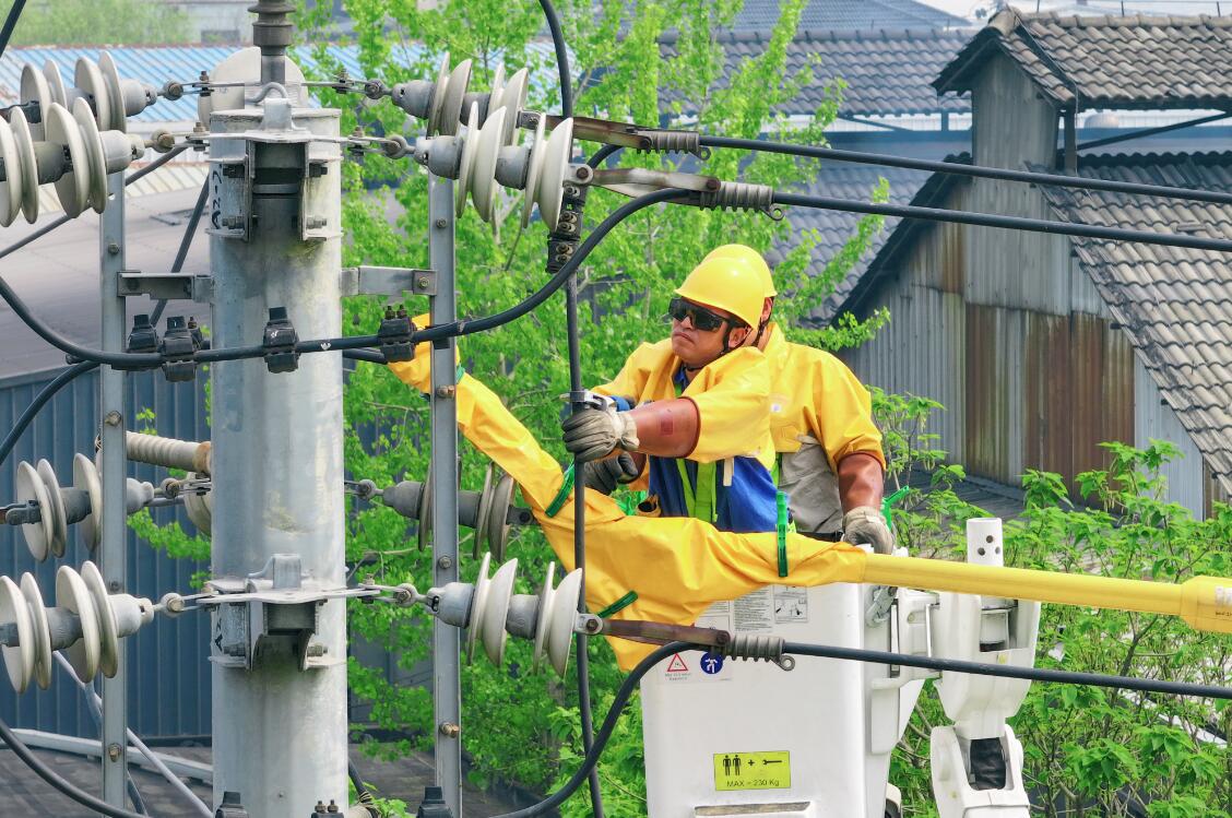 國(guó)網(wǎng)余姚市供電公司“蜘蛛車”亮相 帶電作業(yè)再添新成員