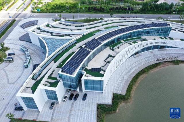 每年發(fā)出綠電37億度!探秘小縣城里的“零碳產業(yè)園”