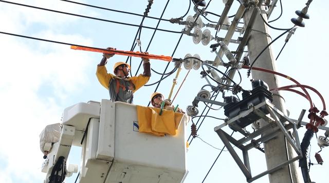 國網江華供電公司帶電消缺保供電 不懼“烤”驗戰(zhàn)高溫