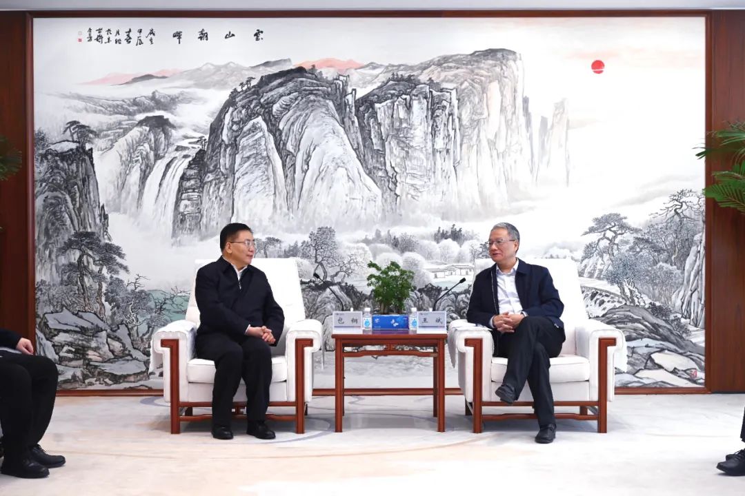 中國電建黨委副書記、總經(jīng)理王斌與內(nèi)蒙古自治區(qū)黨委常委、呼和浩特市委書記包鋼會談