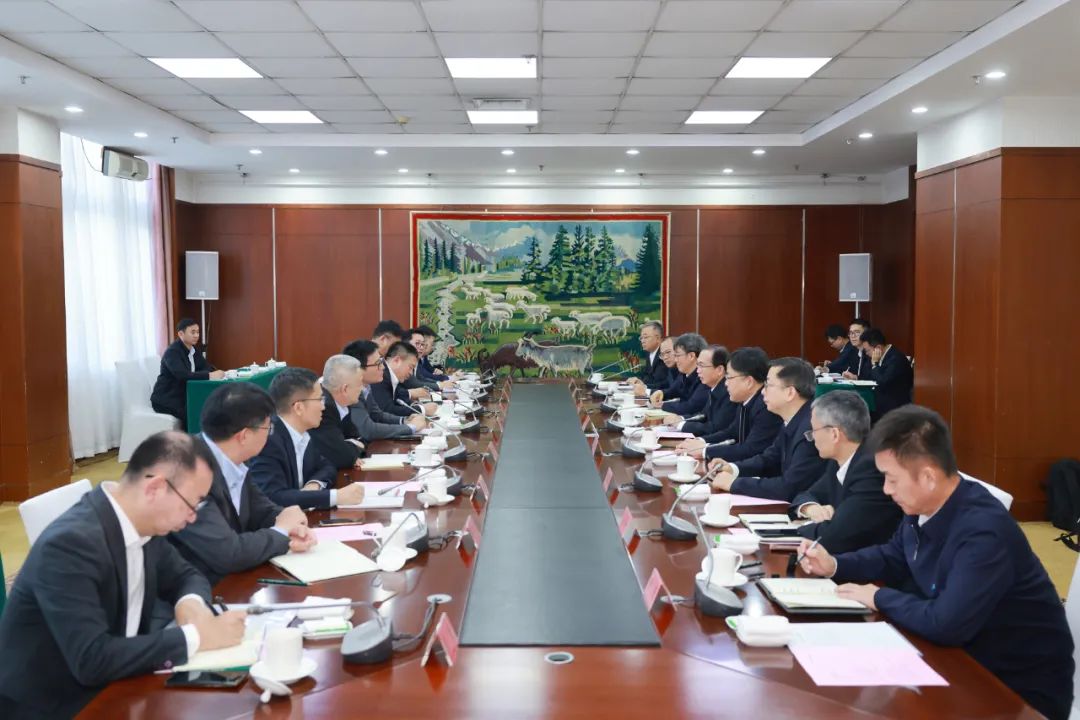 華電集團黨組書記、董事長江毅與上海電氣黨委書記、董事長吳磊舉行會談