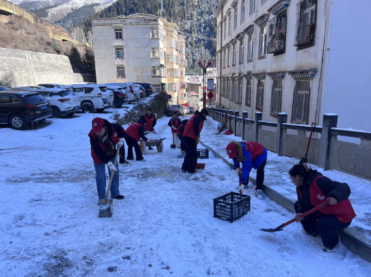 挺膺擔(dān)當(dāng)志愿服務(wù)，清冰除雪保障安全