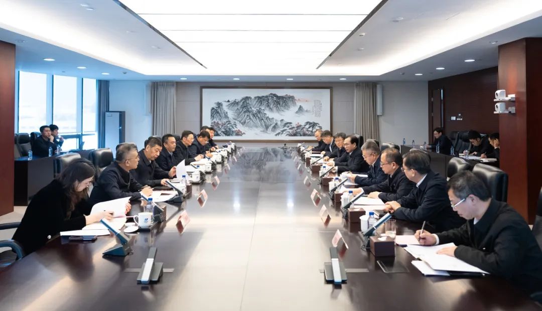華電集團(tuán)董事長江毅、總經(jīng)理葉向東與哈電集團(tuán)董事長曹志安、總經(jīng)理黃偉舉行會(huì)談