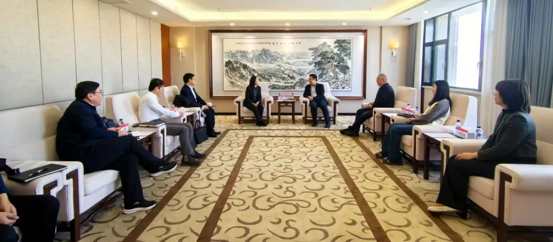 中國(guó)農(nóng)業(yè)銀行吉林省分行黨委委員、副行長(zhǎng)兼長(zhǎng)春分行黨委書(shū)記、行長(zhǎng)曹紅一行拜訪華電吉林公司